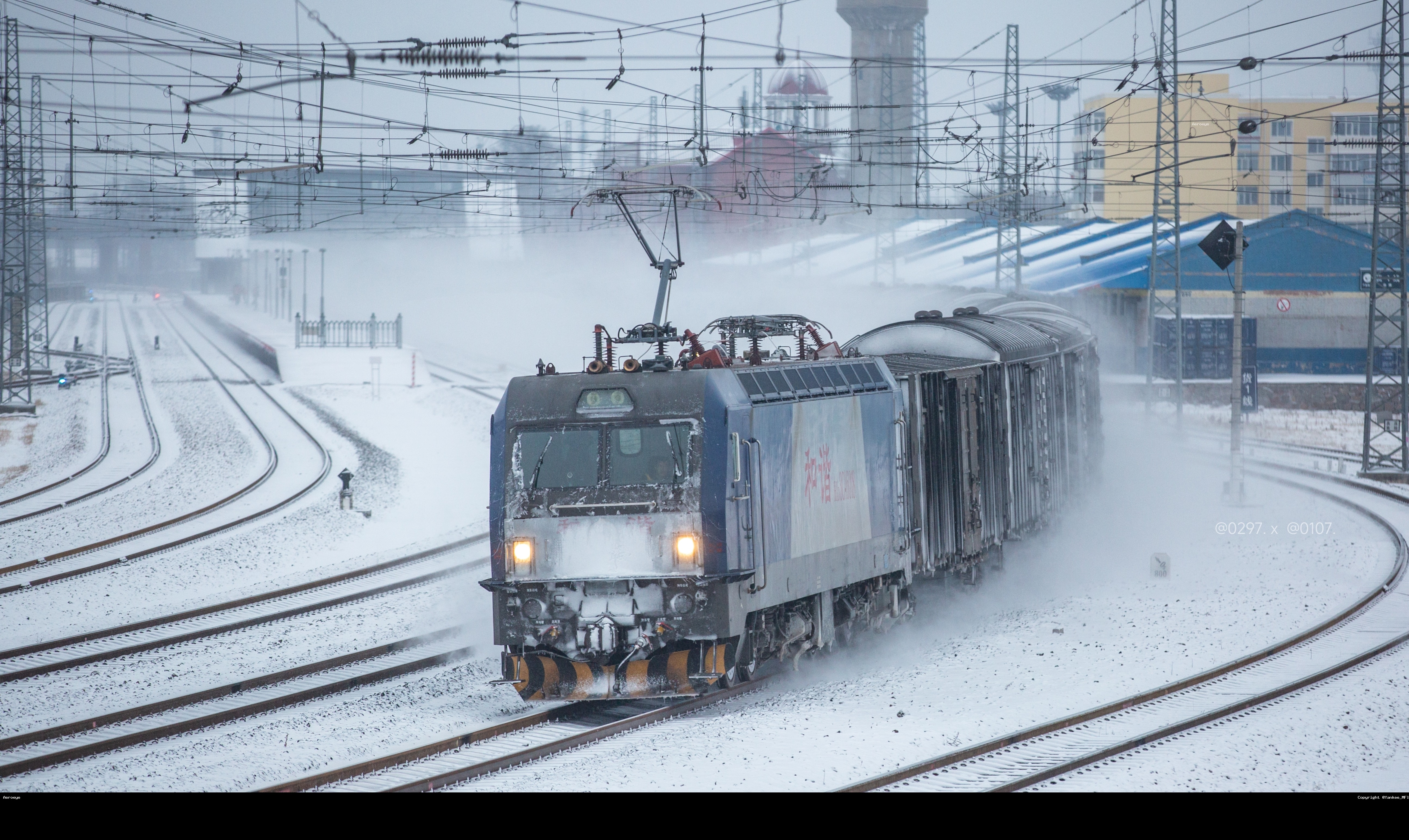 冬日的弯道吹雪