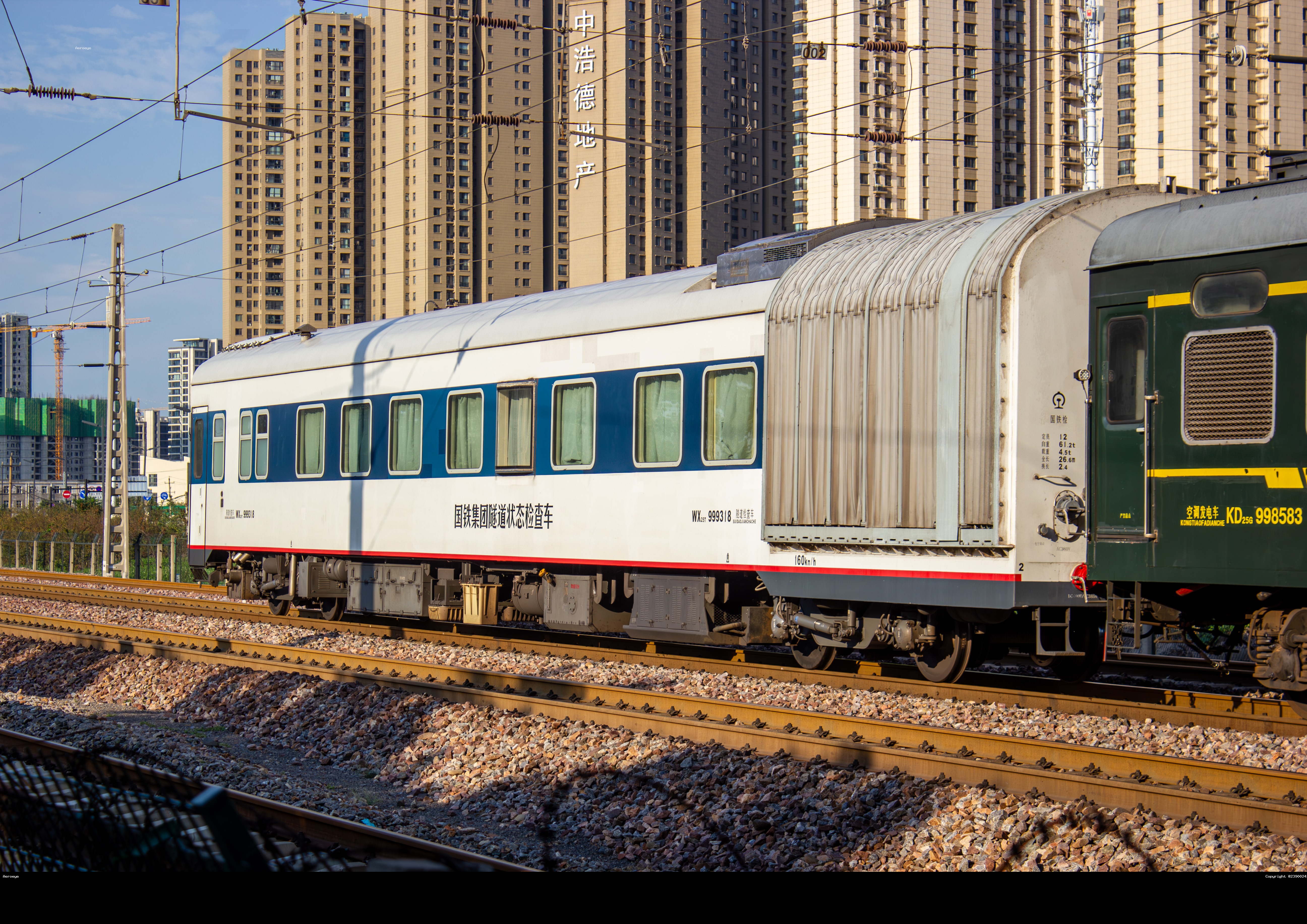 999318