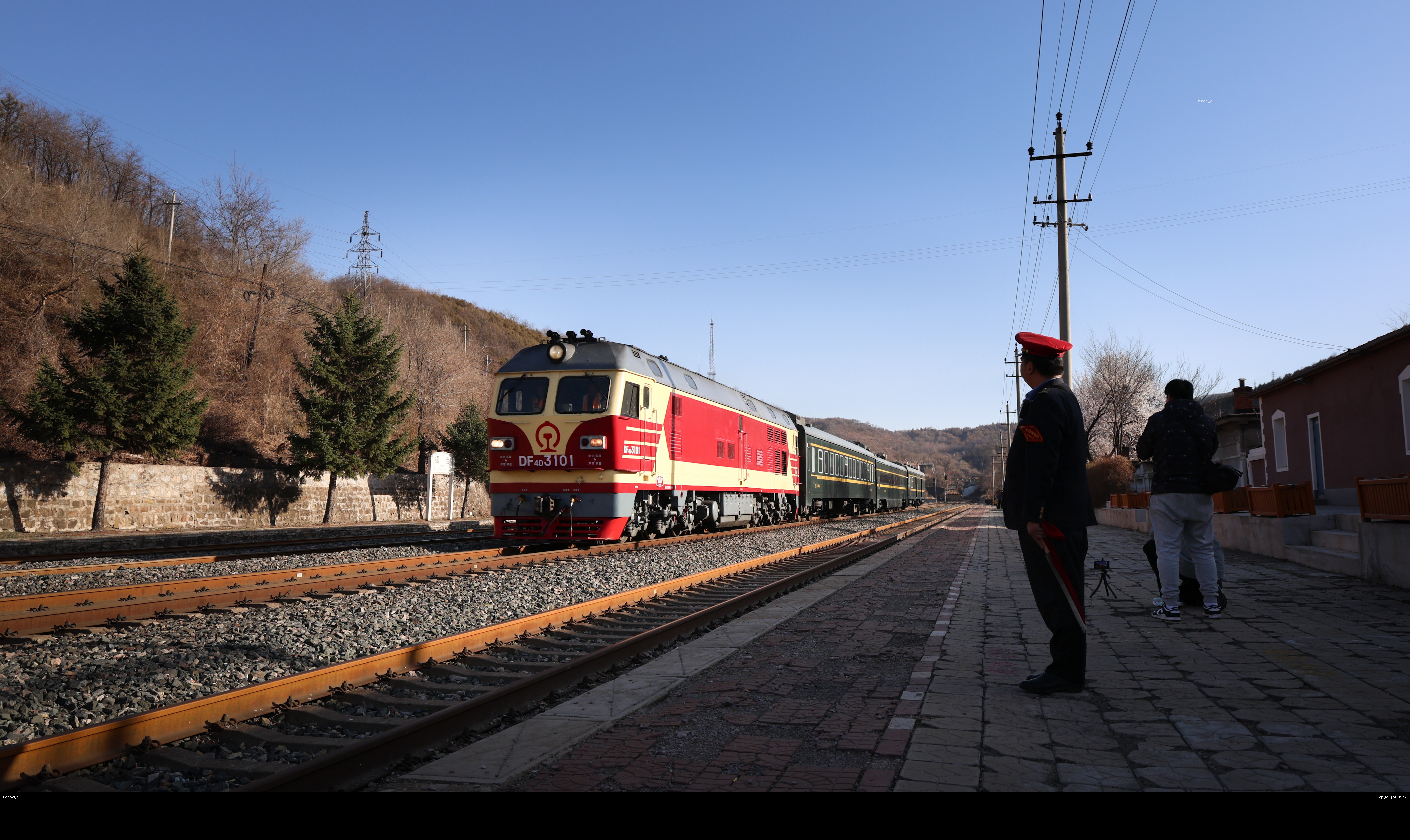 JC5310通过山间小站